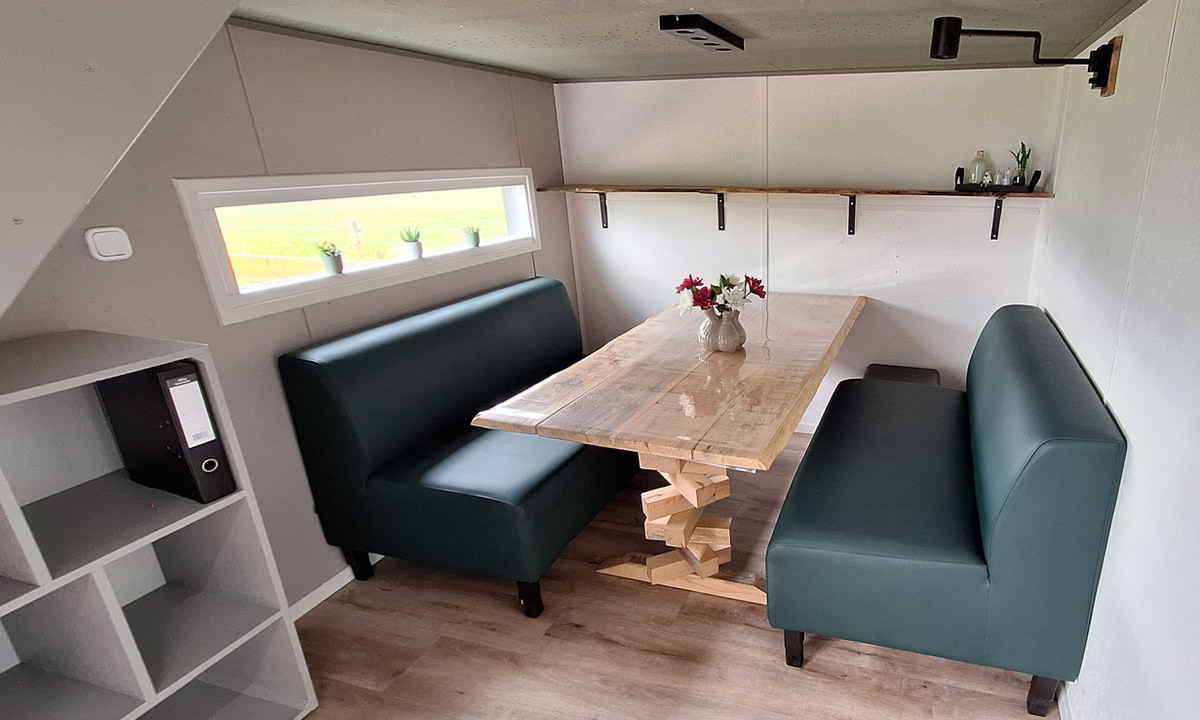 Eethoek met houten tafel en zitbanken