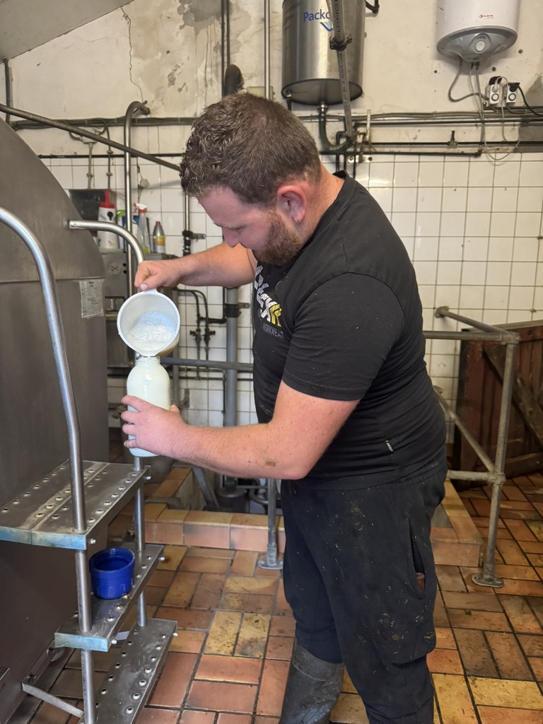 Valentijn tapt verse melk uit de tank in een fles